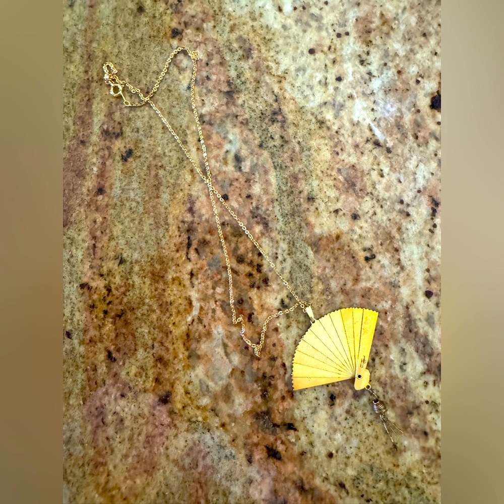 Elegant Gold Fan Pendant Necklace